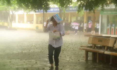 Ngày cuối kì thi THPT Quốc gia 2018 khép lại trong cơn mưa tầm tã